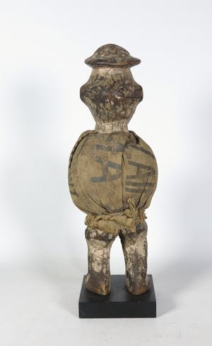 Niet of onleesbaar gesigneerd - Houten figuur met buidel kopen? Bied vanaf 1!