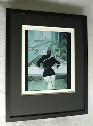 Helmut Newton - Ingelijste foto , ‘Paris 1978’ - voor modeontwerper Thierry Mugler kopen? Bied vanaf 1000!