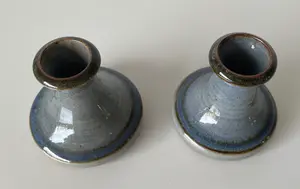 Ardine Spitters - Twee steengoed kandelaren kopen? Bied vanaf 1!