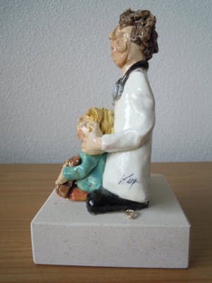 Niet of onleesbaar gesigneerd - Handgemaakt gesigneerd beeldje van DOKTER MET KIND. kopen? Bied vanaf 1!