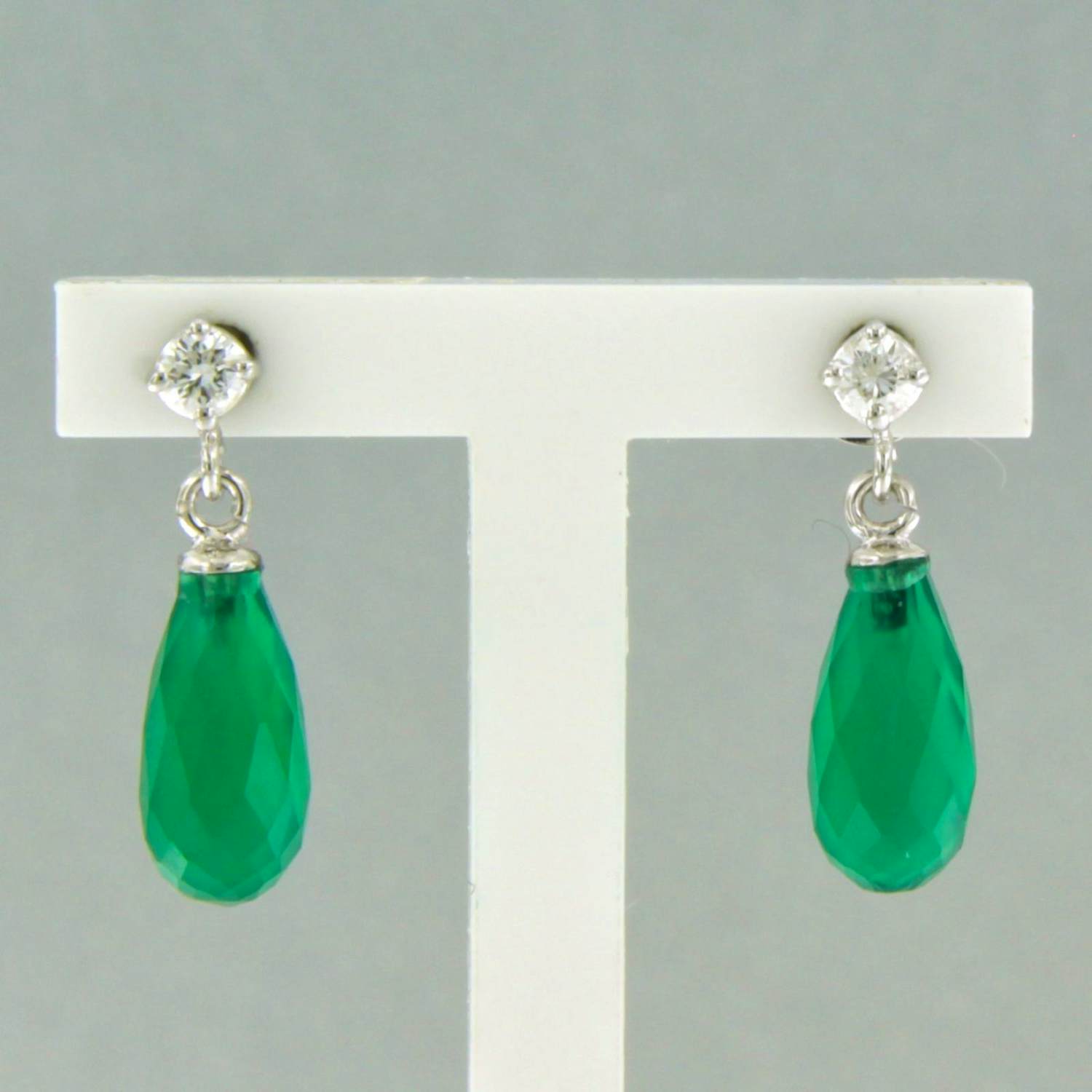 18k gouden oorhangers met groene chalcedoon en briljant geslepen diamant verkocht voor € 260!