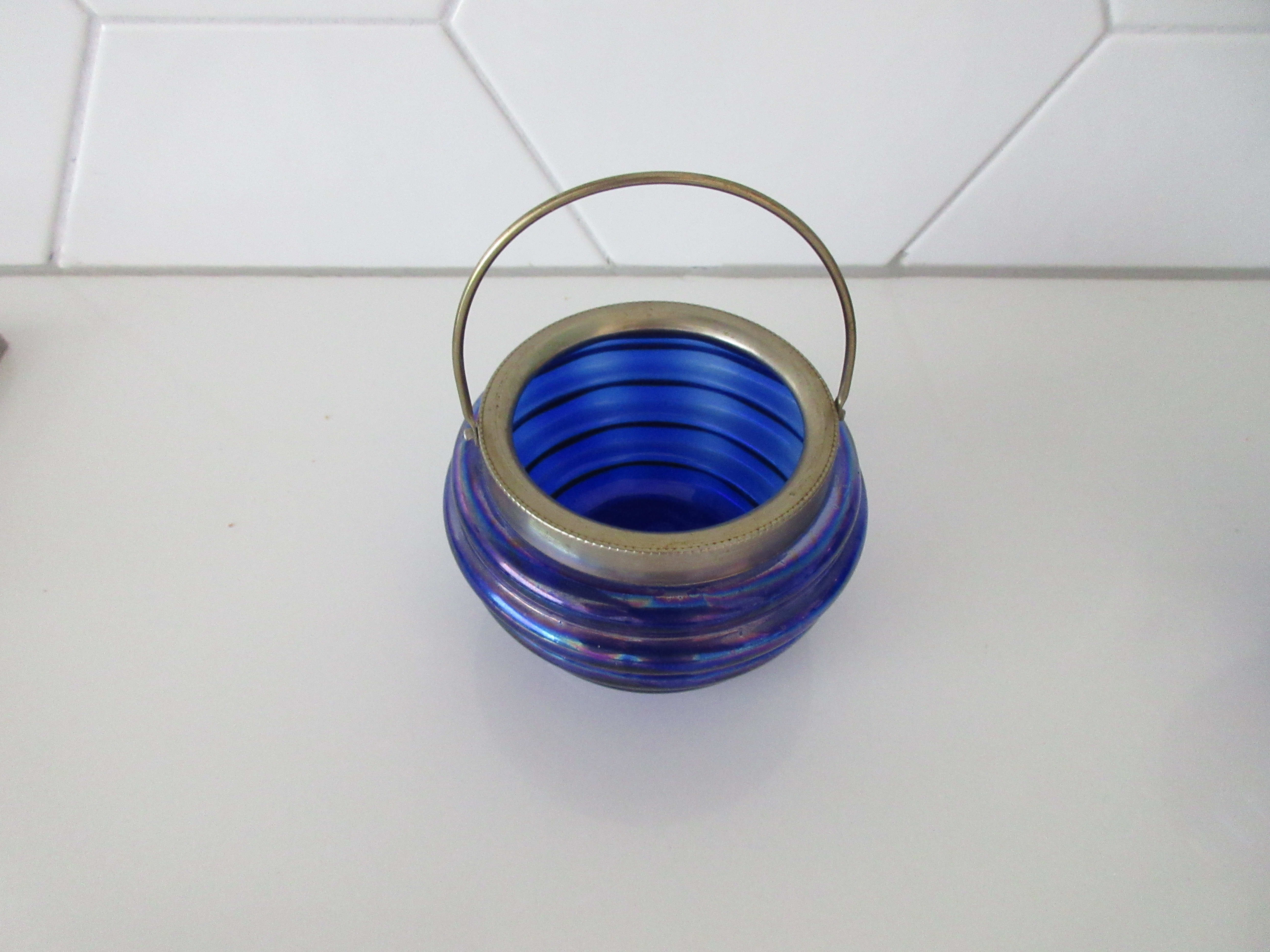 Niet of onleesbaar gesigneerd - Irise cobalt blauw geribbeld art nouveau glazen kannetje en beker met hengsel kopen? Bied vanaf 1!