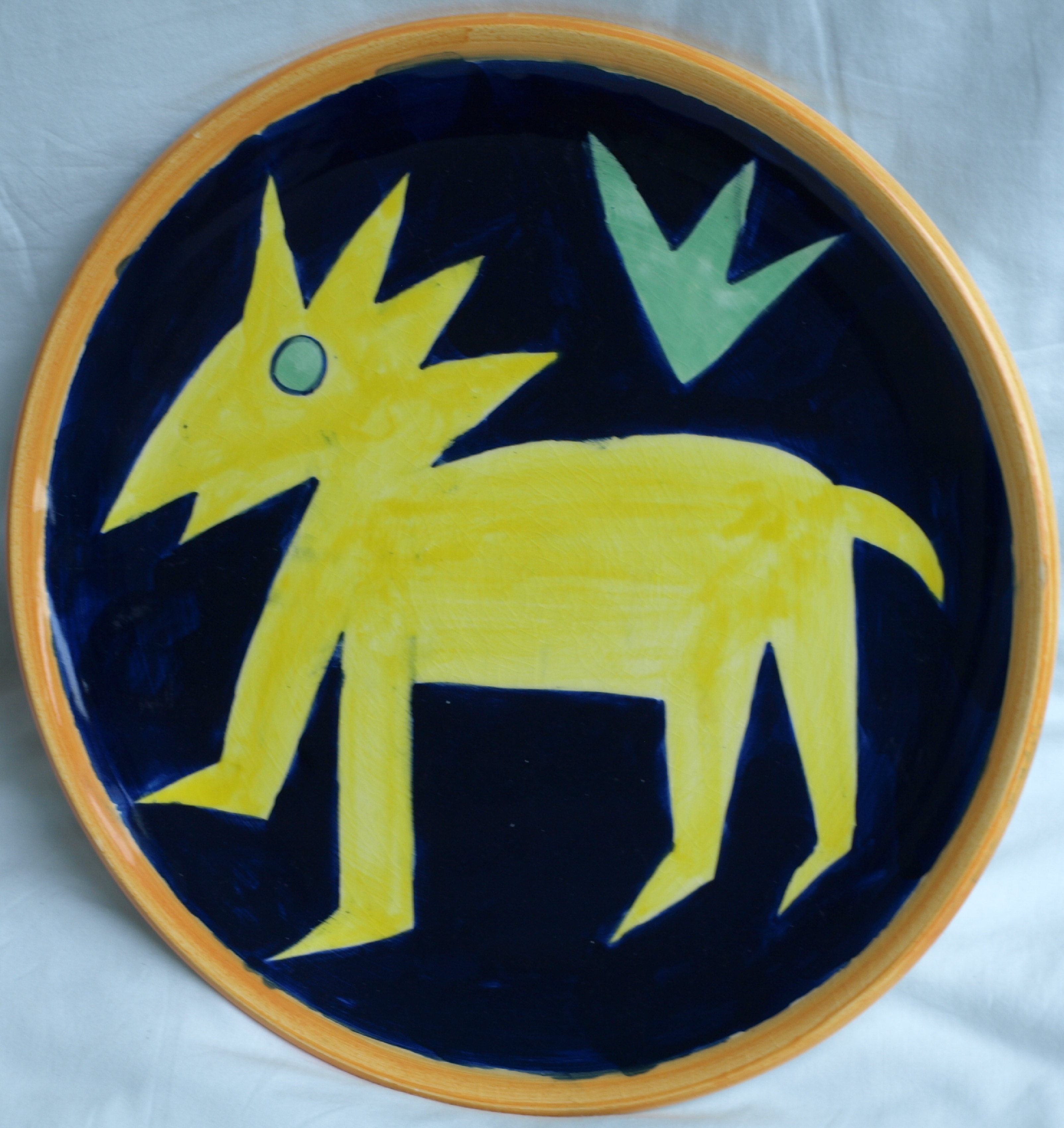 Niet of onleesbaar gesigneerd - Aardewerk, Bord , Fantasiedier met stekels – handgemaakt en gesigneerd kopen? Bied vanaf 1!