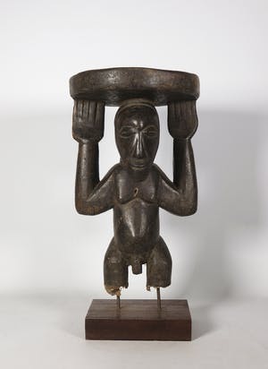 Luba - Hout, Kruk gedragen door een staand mannenfiguur kopen? Bied vanaf 1!