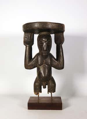 Luba - Hout, Kruk gedragen door een staand mannenfiguur verkocht voor € 1!