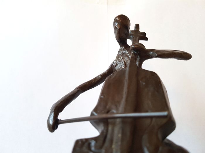 Niet of onleesbaar gesigneerd - Gepatineerd bronzen beeld van een cellist kopen? Bied vanaf 1!
