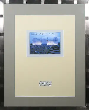 Christo - Handgesigneerde foto Wrapped Reichstag met stofmonster - Ingelijst (+ boek!) kopen? Bied vanaf 1!