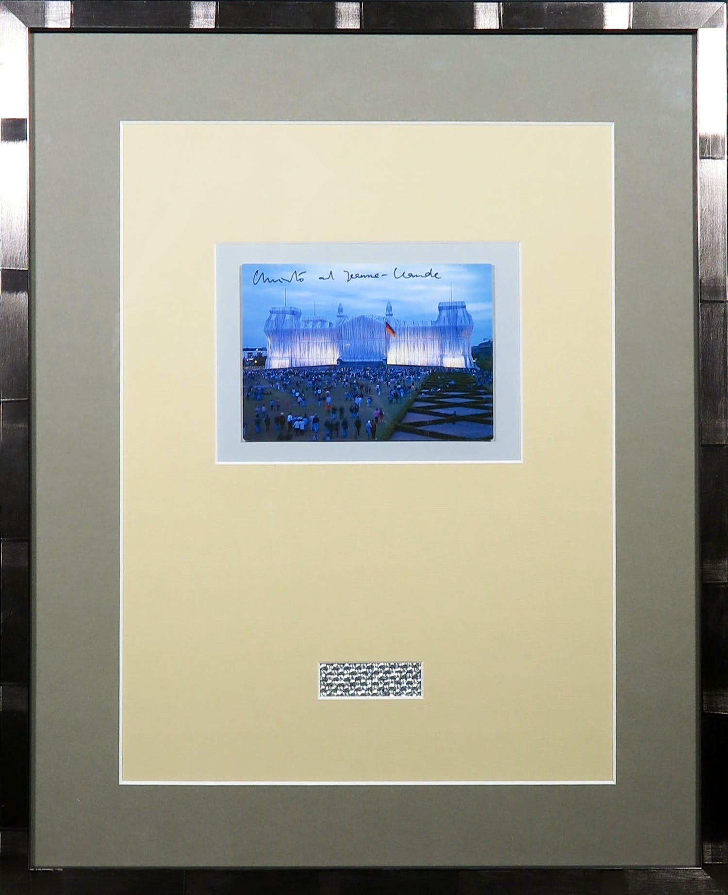 Christo - Handgesigneerde foto Wrapped Reichstag met stofmonster - Ingelijst (+ boek!) verkocht voor € 1!