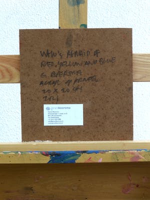 Gerard Boersma - Who's Afraid Of Red, Yellow And Blue (Vrouw met schilderij van Barnett Newman) kopen? Bied vanaf 75!