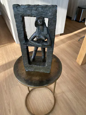 Theo Dobbelman - Meisje leunend van uit de openstaande deur kopen? Bied vanaf 1550!