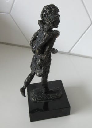 Astrid Veldhuyzen-Koppen - Bronzen Beeld Rennende moeder met kind op haar rug kopen? Bied vanaf 48!