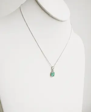 Smaragd- en diamanten hanger met ketting kopen? Bied vanaf 650!