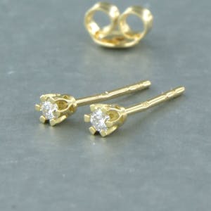 18k geel gouden solitair oorknoppen bezet met briljant geslepen diamant 0.08 ct kopen? Bied vanaf 1!
