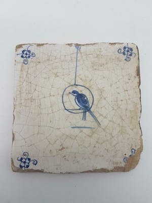 Niet of onleesbaar gesigneerd - Antieke zeldzame vroeg-18e eeuwse tegel met vogel kopen? Bied vanaf 1!