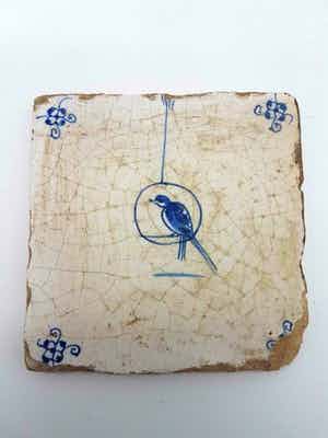 Niet of onleesbaar gesigneerd - Antieke zeldzame vroeg-18e eeuwse tegel met vogel verkocht voor € 1!