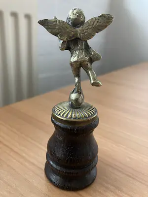 Brons (Onbekend) - Beeldje van Cupido op houten voetje. kopen? Bied vanaf 25!