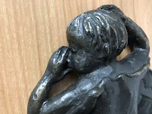 Astrid Veldhuyzen-Koppen - afgeprijsd : fraai verbronsd beeld van slapende baby - met monogram AV kopen? Bied vanaf 19!