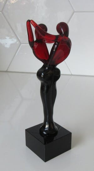 Niet of onleesbaar gesigneerd - Rood glazen sculptuur van verliefd stel kopen? Bied vanaf 10!