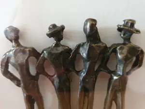 Corry Ammerlaan - Vier gearmde figuren -brons in lijst- kopen? Bied vanaf 25!