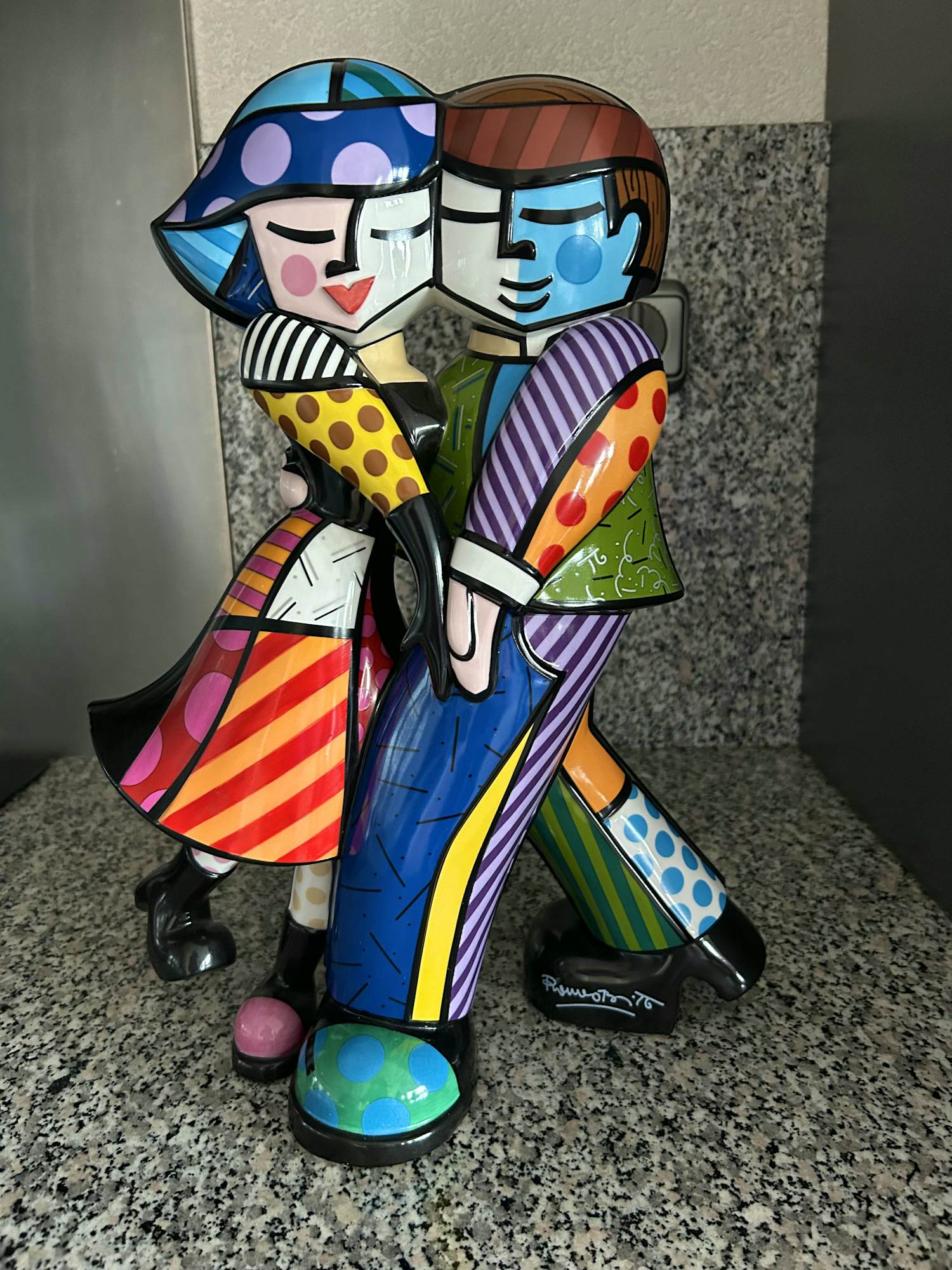 Romero Britto - Pop art sculptuur van omhelzend paar kopen? Bied vanaf 400!