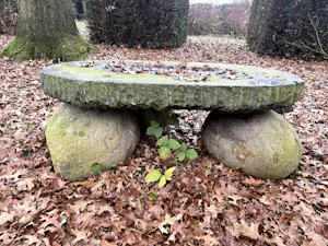 Ton Kalle - mooie (aardse) stenen tafel als tuinbeeld kopen? Bied vanaf 200!