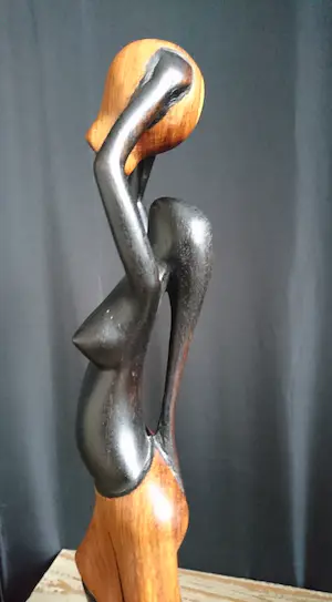 Niet of onleesbaar gesigneerd - Abstract houten beeld - Afrikaanse vrouw met kruik kopen? Bied vanaf 1!