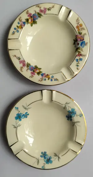 Plateelbakkerij Zuid-Holland - Schaaltje met verschillende asbakjes (9) kopen? Bied vanaf 25!