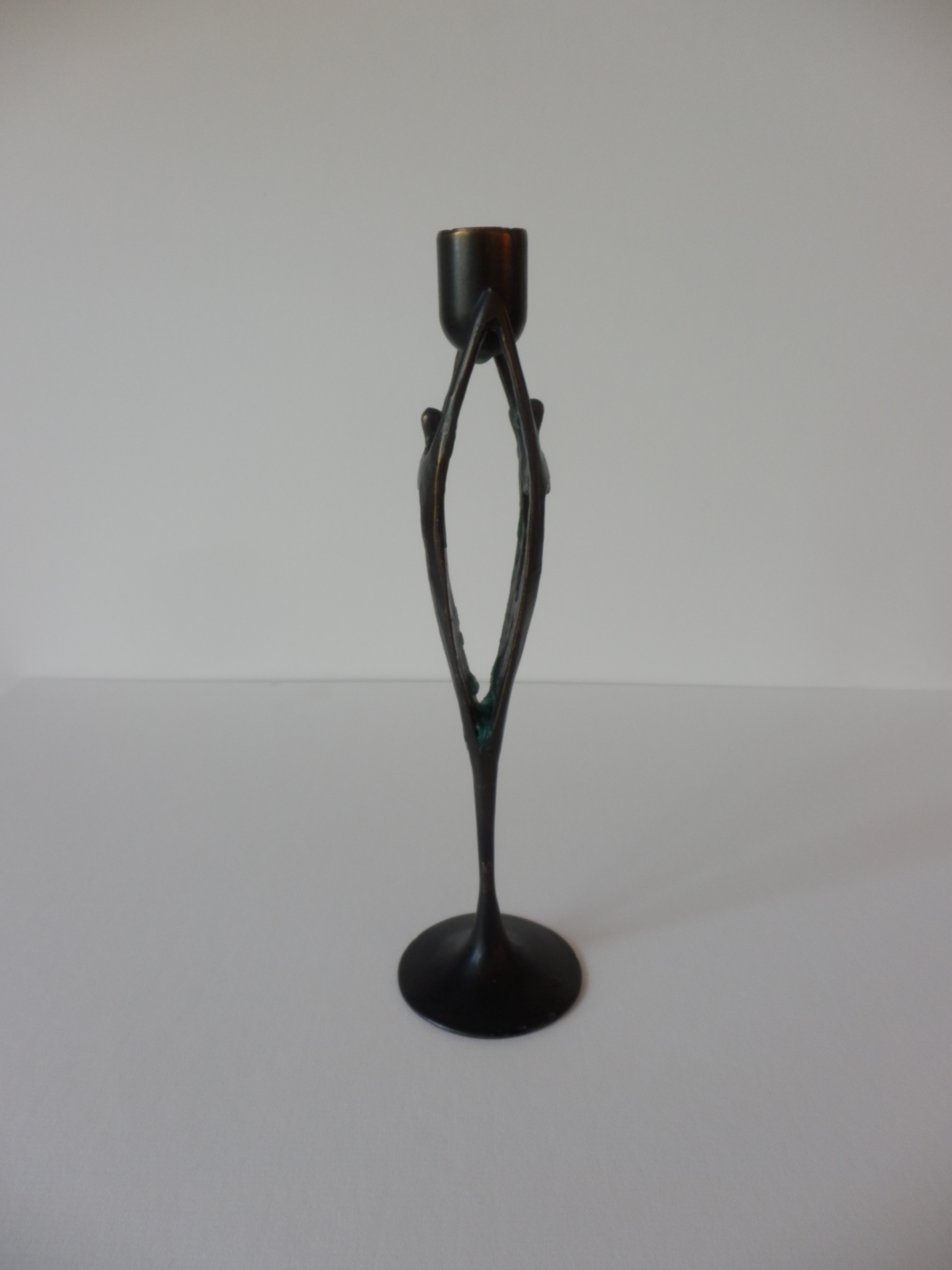 Niet of onleesbaar gesigneerd - BRONZEN BEELDJE TWEE FIGUREN met KANDELAAR kopen? Bied vanaf 1!