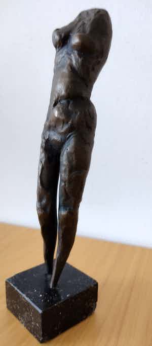 Massief  abstract Bronze figuur van vrouw verkocht voor € 60!
