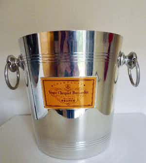 Niet of onleesbaar gesigneerd - Vintage champagne ijsemmer VCP “Veuve Clicquot Ponsardin” verkocht voor € 1!