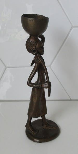 Niet of onleesbaar gesigneerd - Bronzen beeld van een Afrikaanse vrouw kopen? Bied vanaf 10!