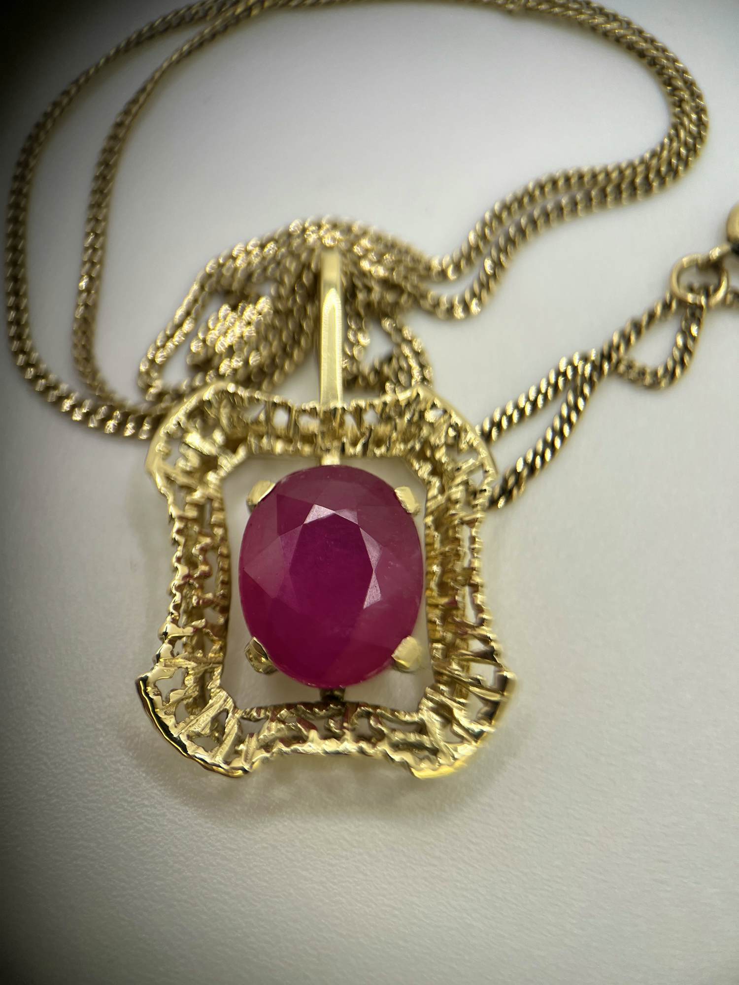 14 karaat geelgouden vintage ketting met hanger – 5,20 karaat robijn kopen? Bied vanaf 800!