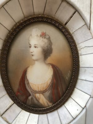 Niet of onleesbaar gesigneerd - 2 Miniatuur schilderijtjes / portretjes ivoor / schildpad - voor 1947 kopen? Bied vanaf 1!