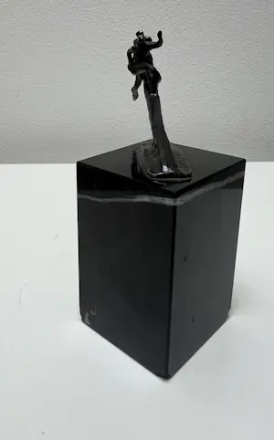 Corry Ammerlaan - Bronzen sculptuur | Balanceren op een tak kopen? Bied vanaf 20!