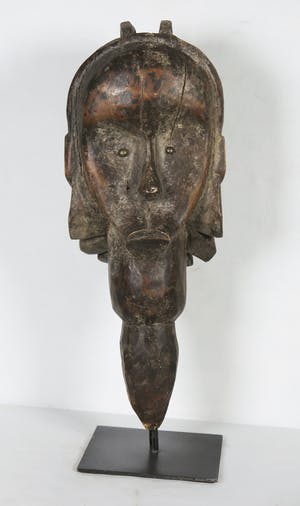 Fang - Hoofd van een reliekbeeld met koperen ogen op standaard kopen? Bied vanaf 1!