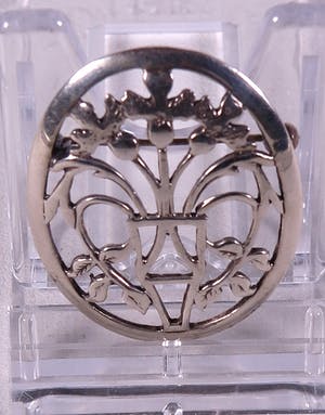 Opengewerkte zilveren broche met wapenschild. kopen? Bied vanaf 1!