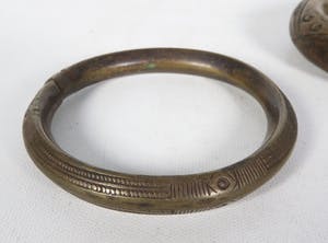 Congo - Twee bronzen armbanden met ingegraveerde geometrische decoraties kopen? Bied vanaf 1!