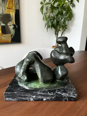 Carlos Castanedo - Bronzen sculptuur van liggend naakt figuur op marmeren sokkel kopen? Bied vanaf 250!