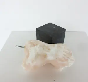 Angelo Moyano - Sculptuur van natuursteen / albast op sokkel, Vrouwentorso kopen? Bied vanaf 400!