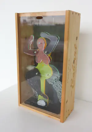 Ad van Hassel - Beeld van plexiglas in houten kistje, Buurvrouw (Cobart Pop Art) kopen? Bied vanaf 100!