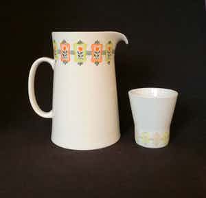 N.V. Porselein- en Tegelfabriek Mosa - melkkan en beker met decor verkocht voor € 1!