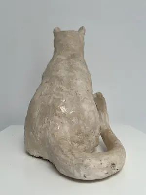 Tine Goudriaan-van Waning - Keramiek sculptuur | 'Zittende poes, blauwe ogen' kopen? Bied vanaf 1!