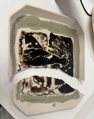 Dominique Chan - Beschilderd keramiek, Set van twee schalen en vaasje kopen? Bied vanaf 100!