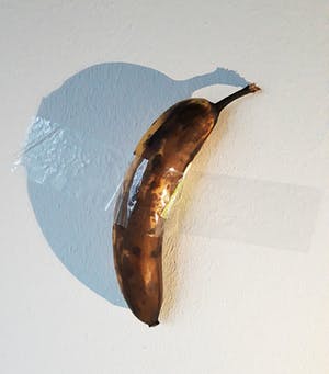 Niet of onleesbaar gesigneerd - Naar Maurizio Cattelan’s “Comedian”, fruitvormig object met tape kopen? Bied vanaf 1!