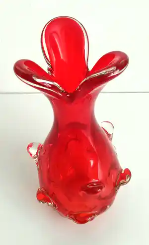 Niet of onleesbaar gesigneerd - handgemaakte, frivole glazen vaas, rood glas verkocht voor € 1!