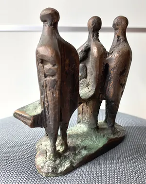 Wim Rijvers - Drie figuren met tafel, bronzen beeld kopen? Bied vanaf 150!