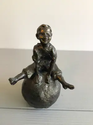 Astrid Veldhuyzen-Koppen - Sculptuur “ Vrolijk spelend kind “ kopen? Bied vanaf 69!