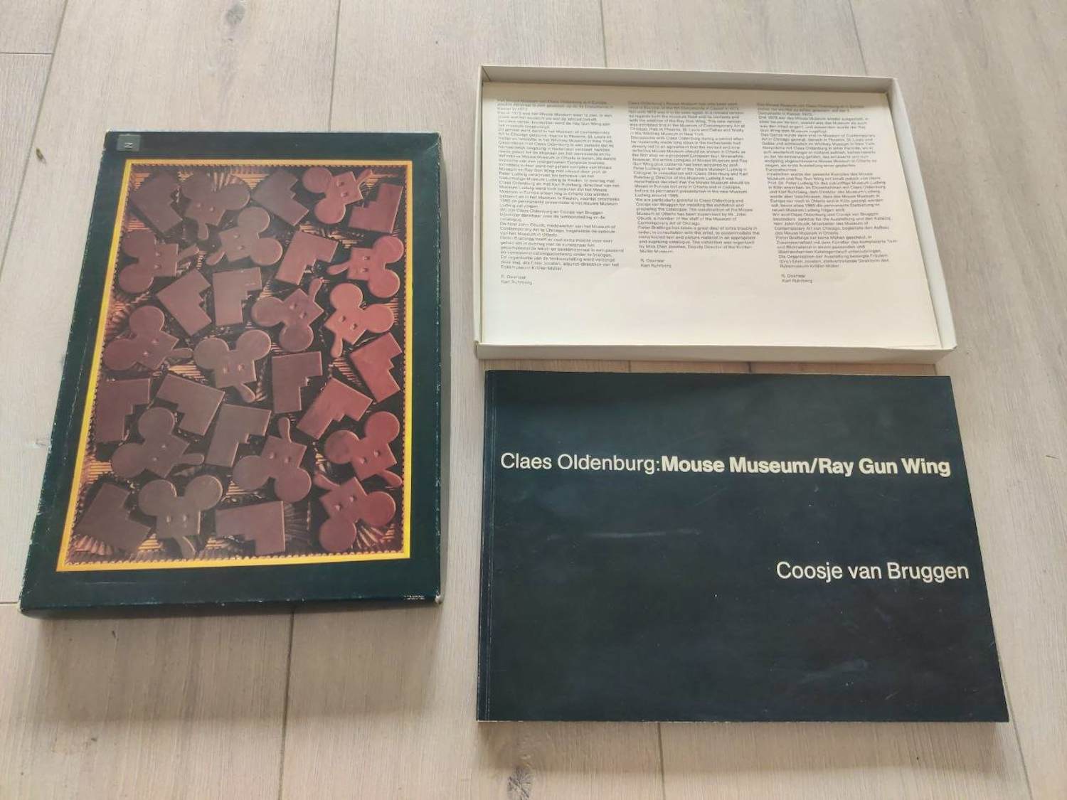 Claes Oldenburg - Chocoladedoos met boekwerk: Mouse Museum/Ray Gun Wing kopen? Bied vanaf 40!