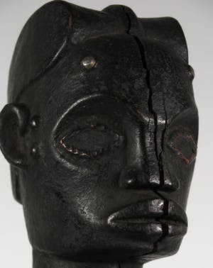 Fang - Hout en ijzer, Zittend mannenfiguur kopen? Bied vanaf 1!