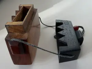 Niet of onleesbaar gesigneerd - Antieke handgesneden houten "Tongal" Sumba Tabaksdoos\portemonnee uit Indonesië kopen? Bied vanaf 1!